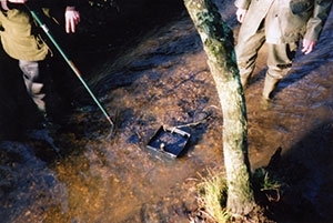 Planting a sedimentation pot with baskets of eggs and a pipe for measuring dissolved oxygen